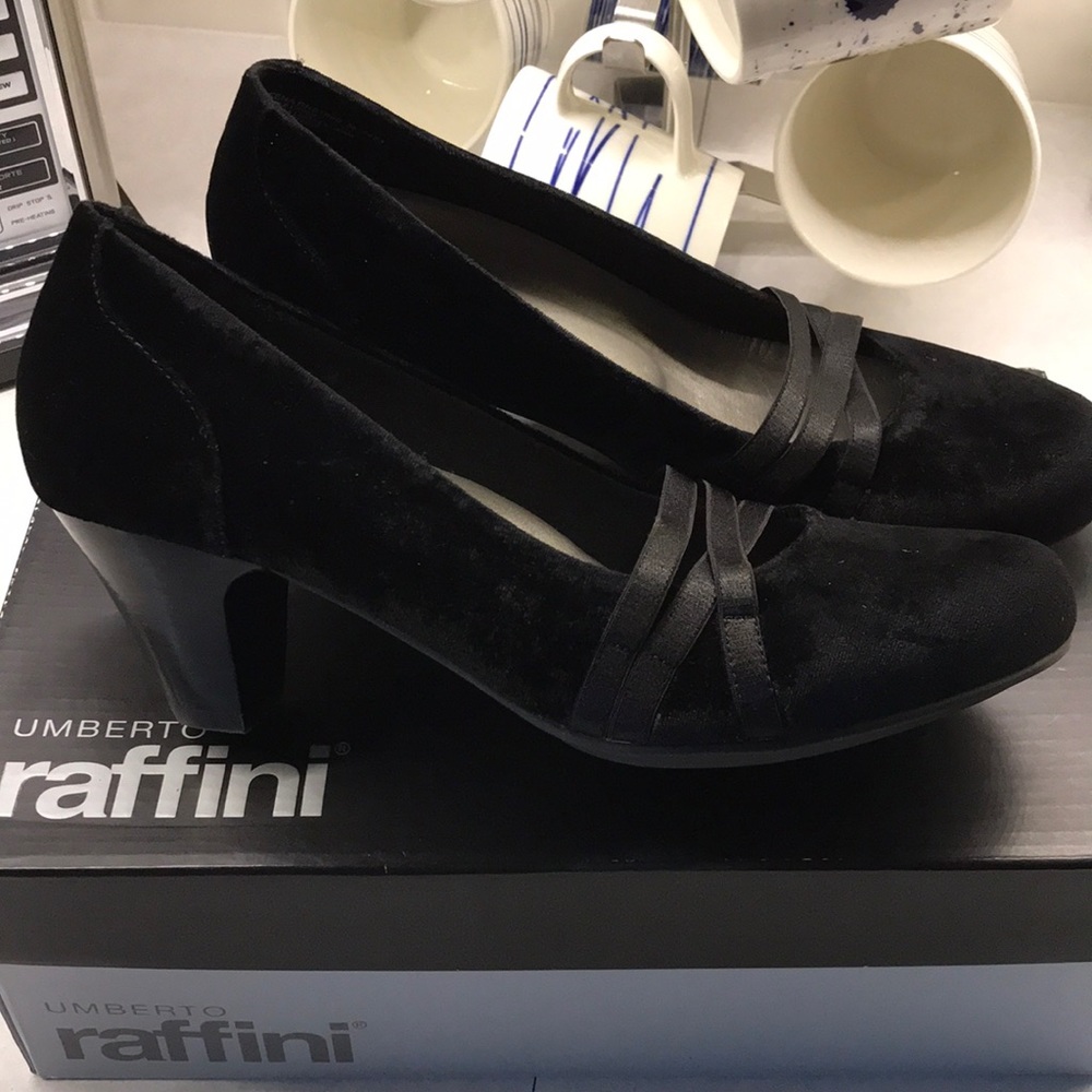 Black velvet Umberto Raffini 👠 heels!